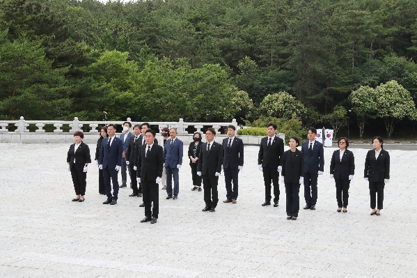 울산 제8대 남구의회 현충탑 참배 _0