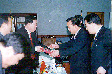 중국 요양시 방문단 남구의회 방문 기념품 전달_0