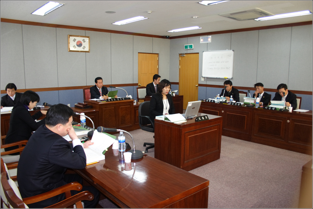 의회운영위원회 당초예산심의 장면_0