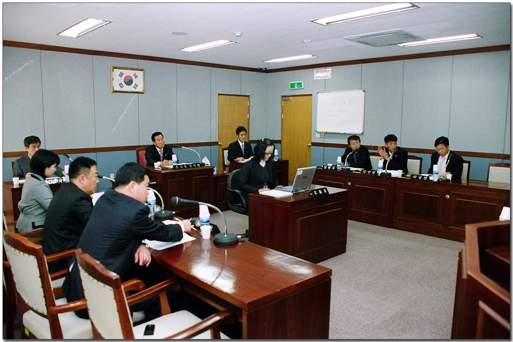 의회운영위원회 회의장면_0