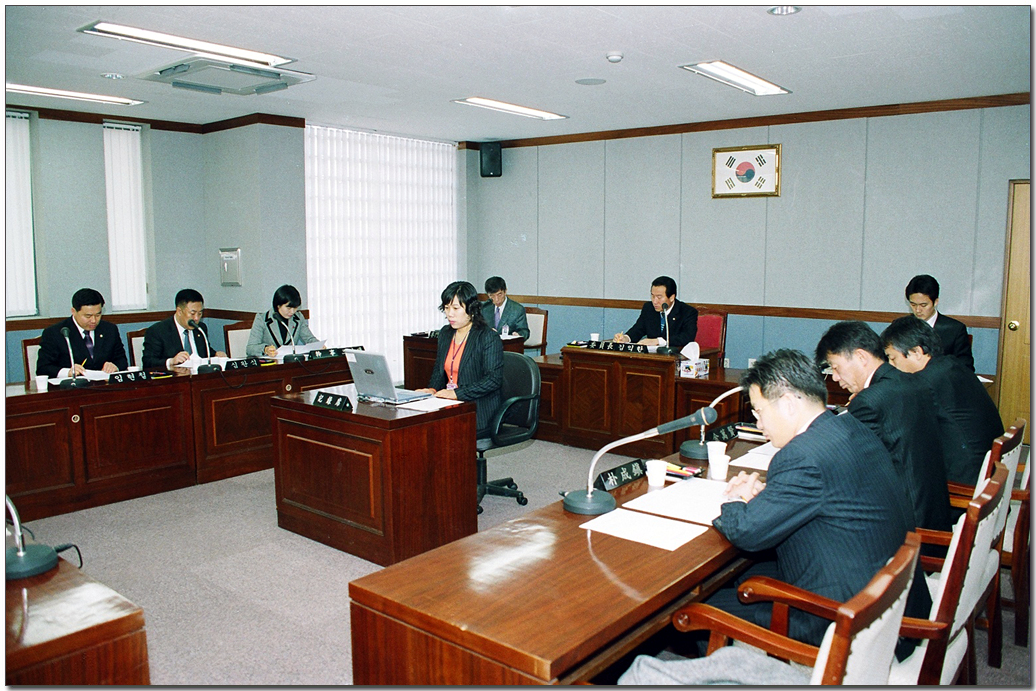 의회운영위원회 회의장면_1