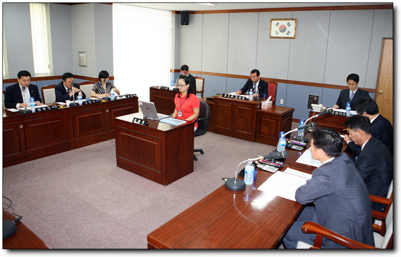 의회운영위원회 회의장면_0
