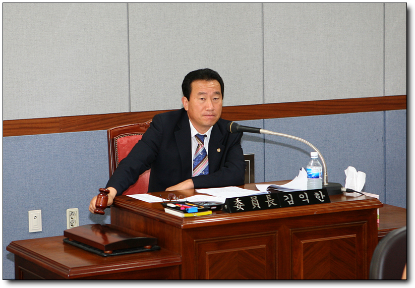 의회운영위원회 회의장면_1