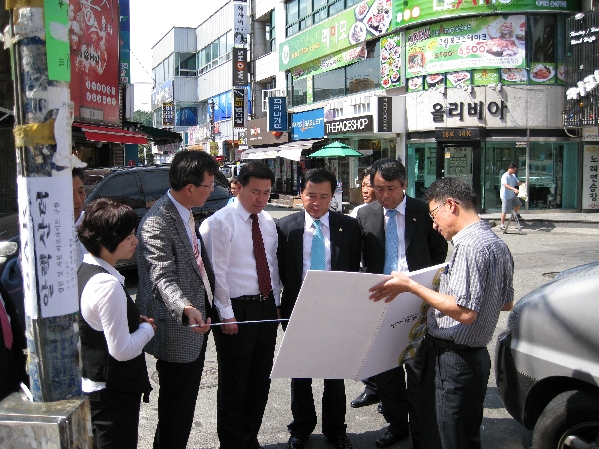 건설환경위원회 디자인 및 간판시범거리 방문_3