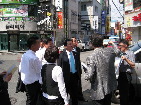 건설환경위원회 디자인 및 간판시범거리 방문_5