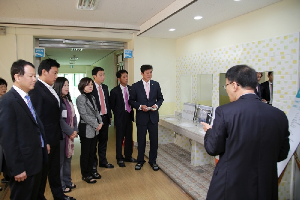 행정자치위원회 현장방문(문수양궁장,신복초등학교)_1