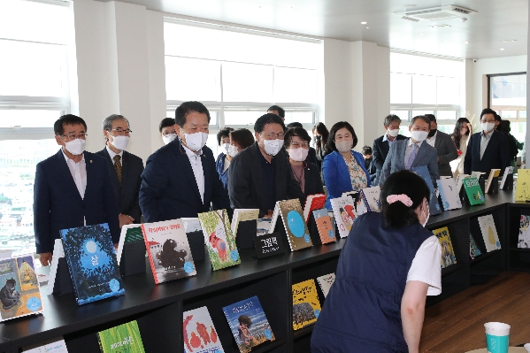 울산 남구 장생포 문화창고 지산서가 오픈식_2