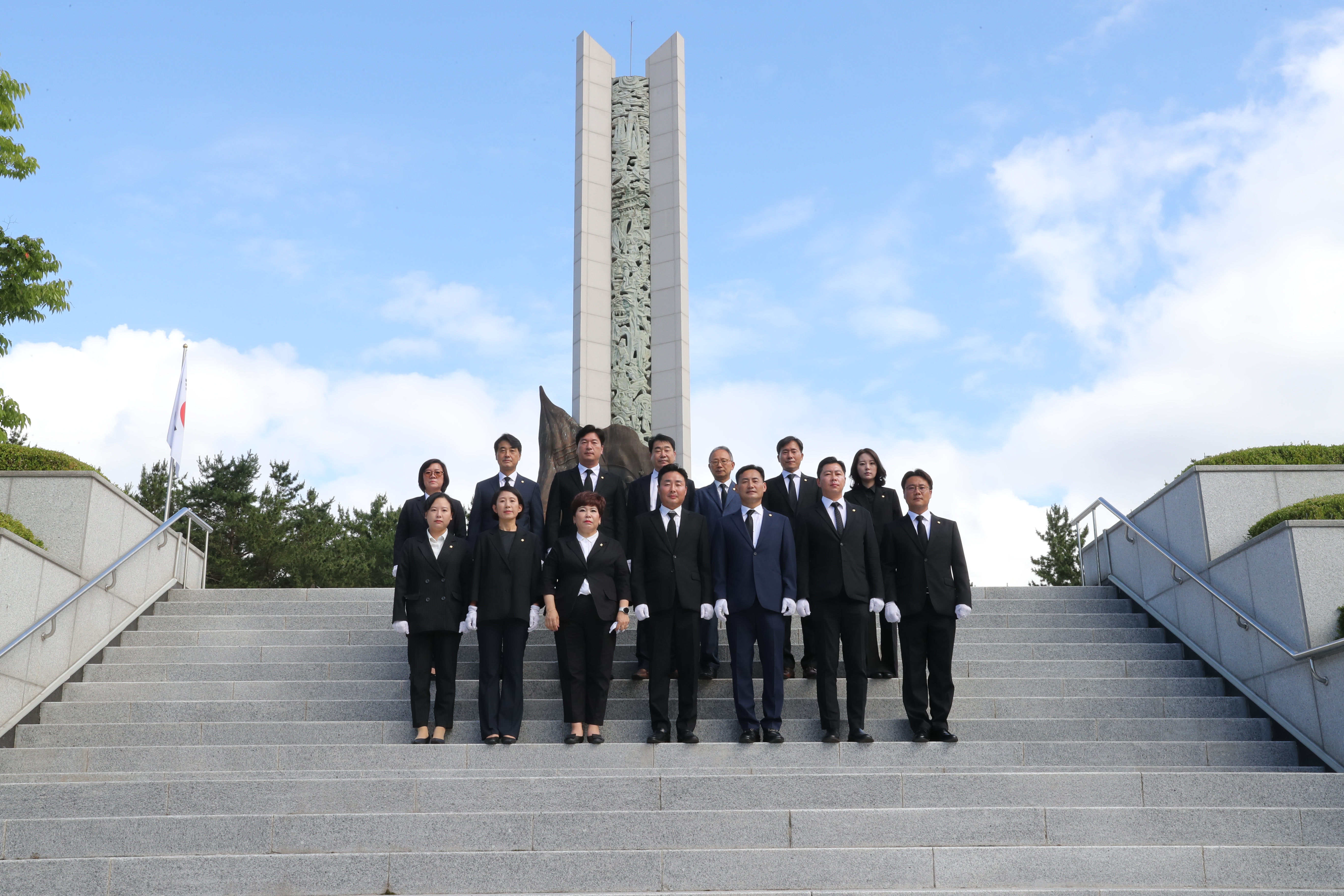 [보도자료] - 제8대 울산광역시 남구의회 “현충탑 참배”로 결의 다져! -