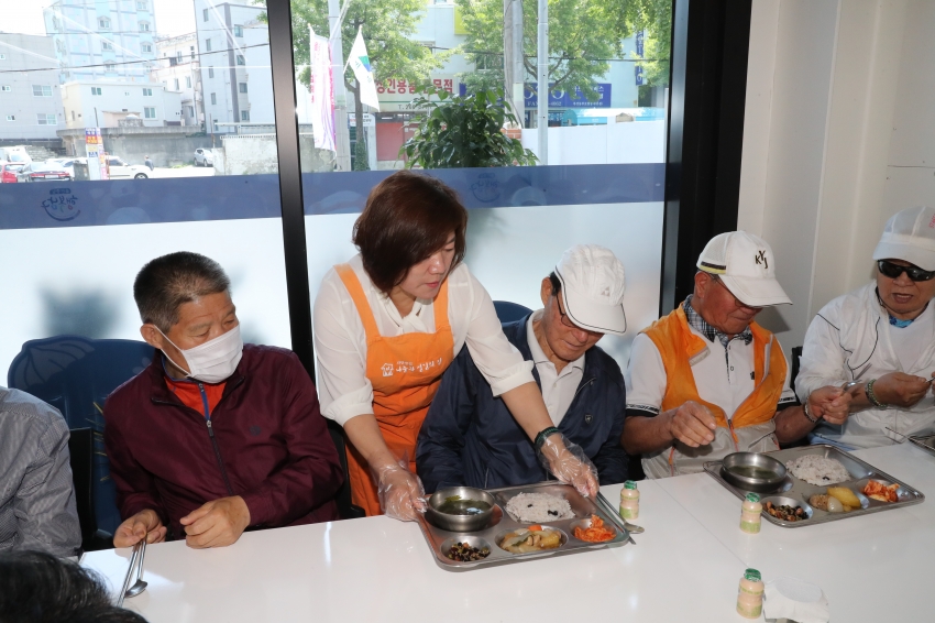 제251회 임시회 행정자치, 복지건설위원회 현장방문 [나눔과 섬김의 집 경로식당]_8
