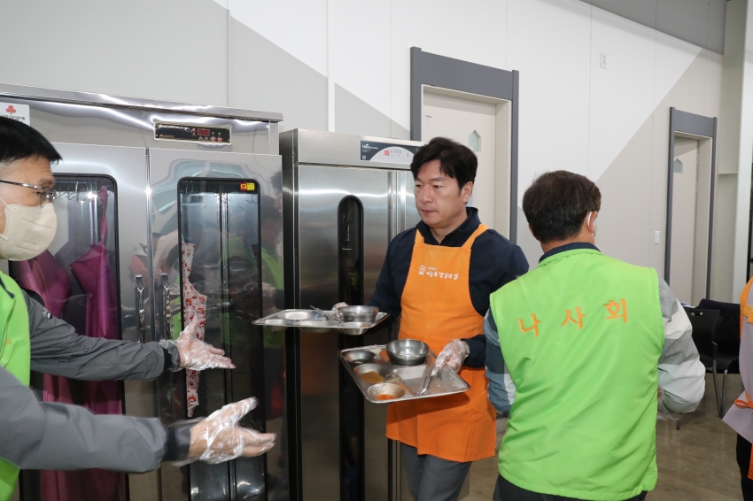 제251회 임시회 행정자치, 복지건설위원회 현장방문 [나눔과 섬김의 집 경로식당]_15