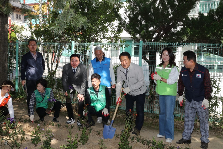 신정1동 꽃 향기 가득한 정원마을 가꾸기_7