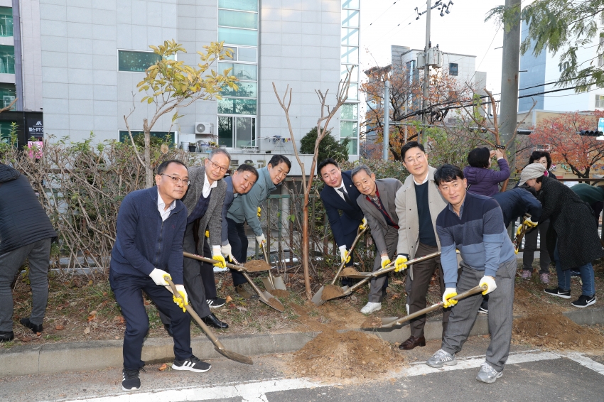 한집 한그루 나무 심기 캠페인(굴화주공 1단지)_3