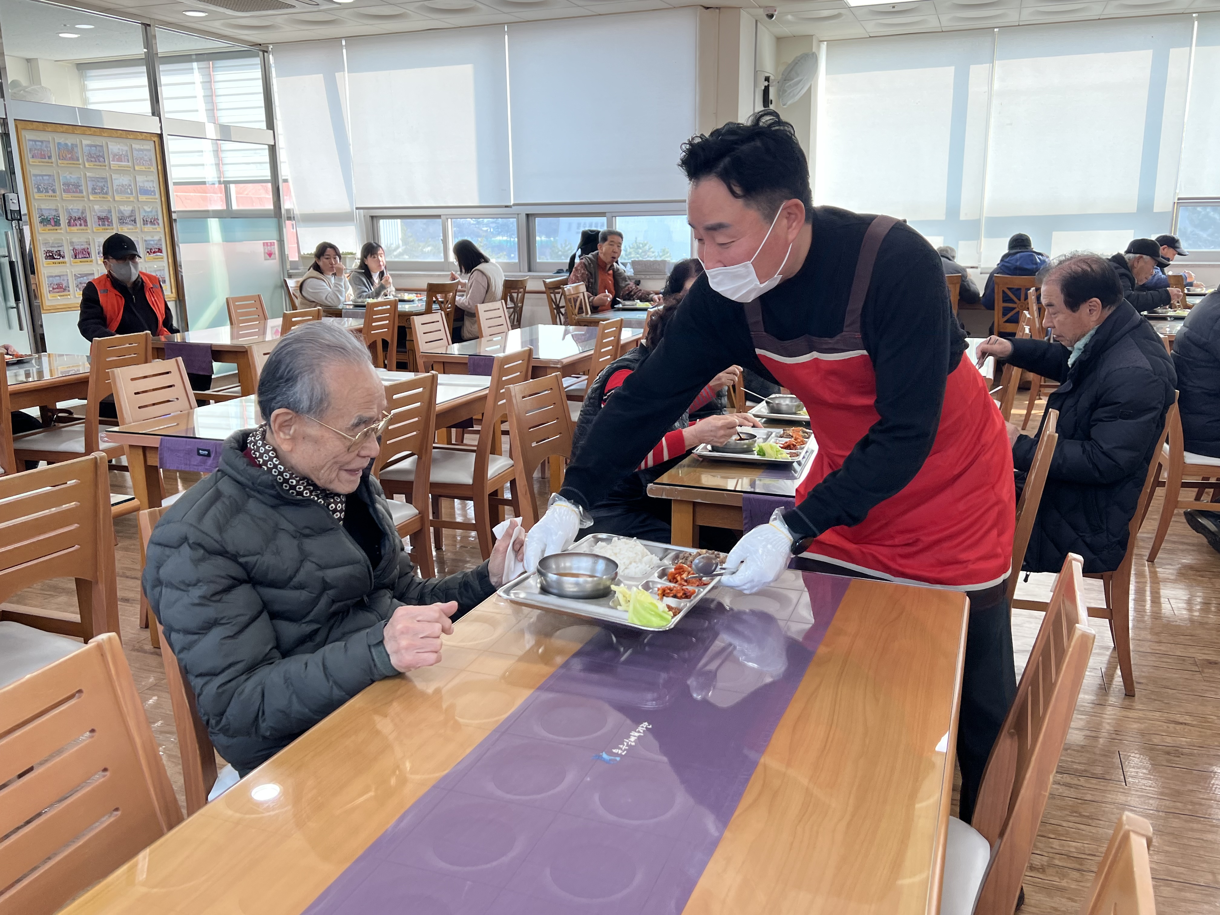 이정훈 남구의원, 문수실버복지관 찾아 어르신 급식 봉사 