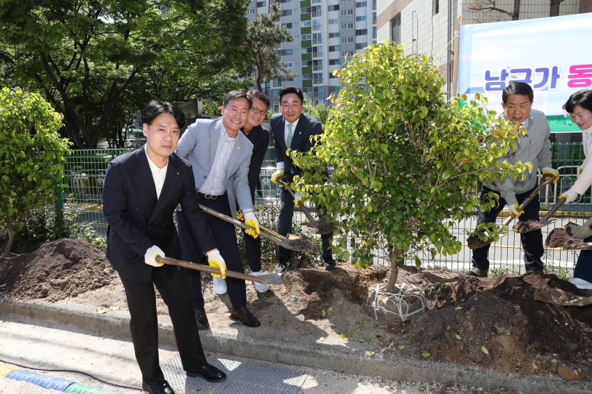동백초등학교 나무식재 행사_5