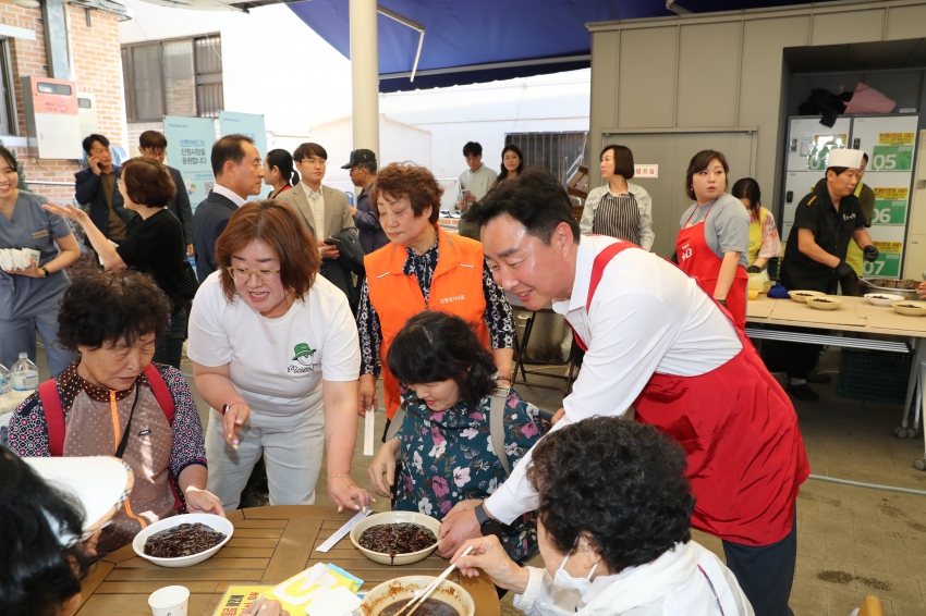 신정상가시장 상인회 가정의달 맞이 어르신 짜장면 나눔데이_1