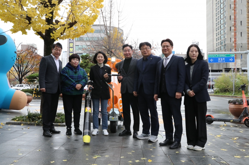 복지건설위원회 '전기충전식 친환경 진공 노면청소기'시연 현장방문_0