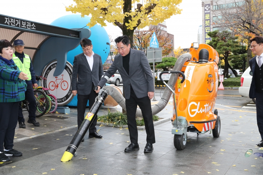 복지건설위원회 '전기충전식 친환경 진공 노면청소기'시연 현장방문_7