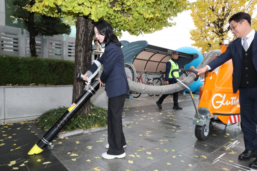 복지건설위원회 '전기충전식 친환경 진공 노면청소기'시연 현장방문_10