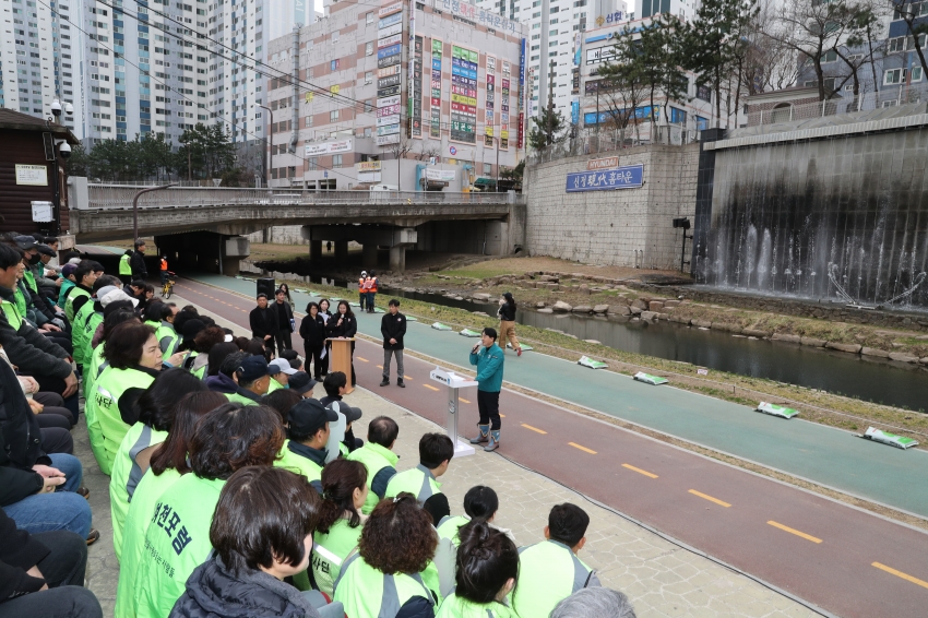 주민과 함께 만드는 여천천정원 비료주기 행사_1