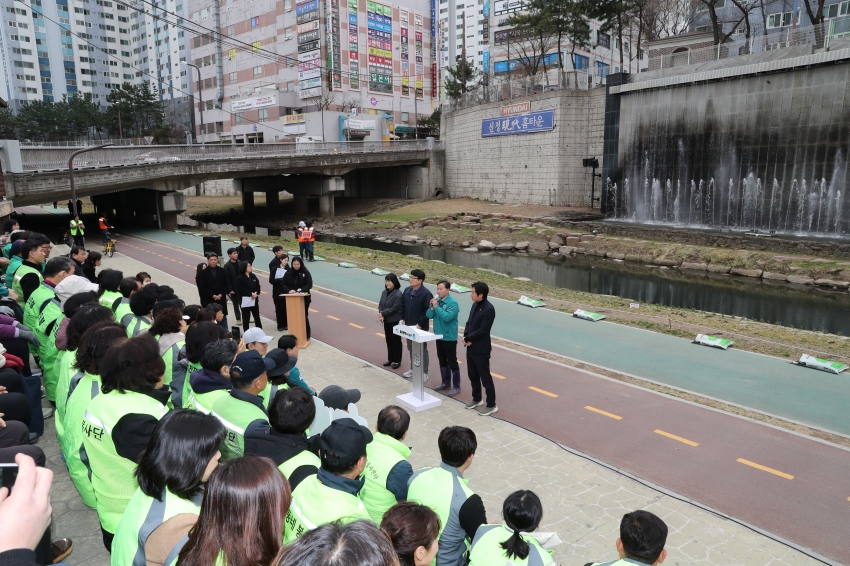 주민과 함께 만드는 여천천정원 비료주기 행사_2