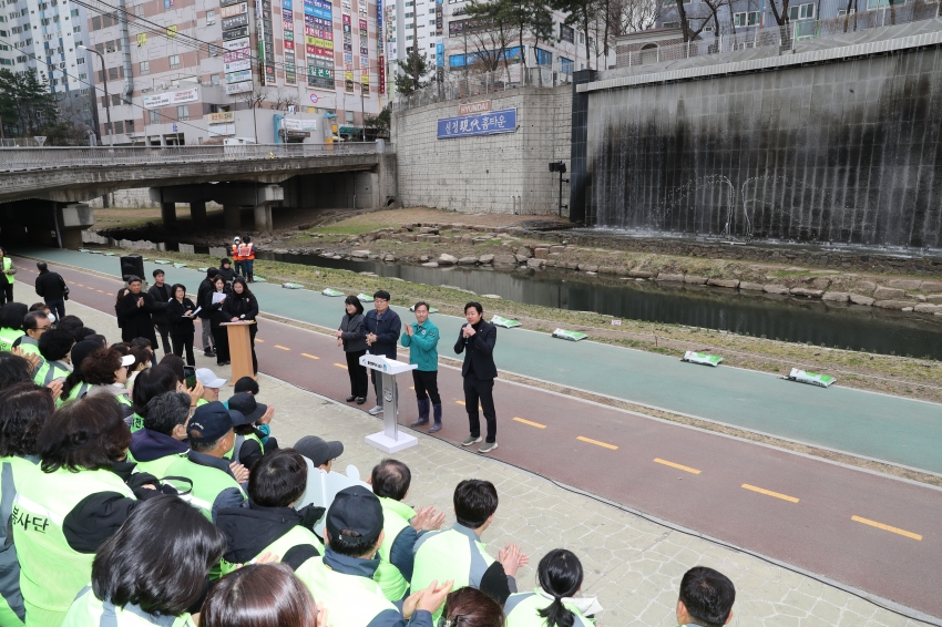 주민과 함께 만드는 여천천정원 비료주기 행사_3