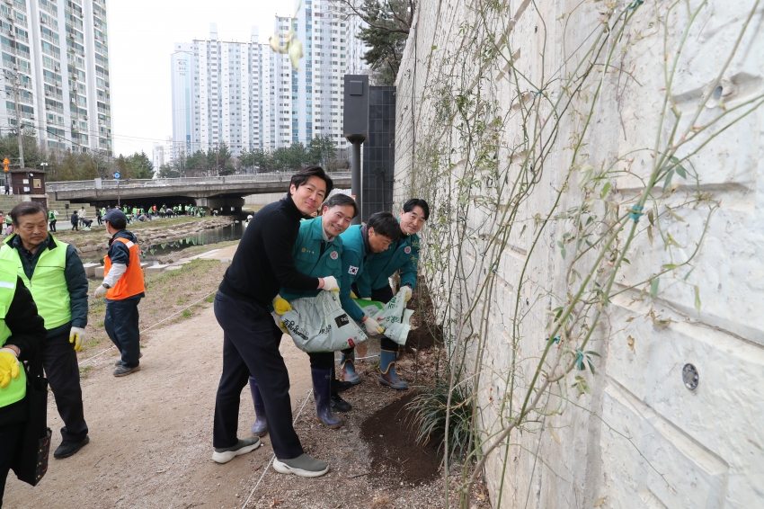 주민과 함께 만드는 여천천정원 비료주기 행사_5