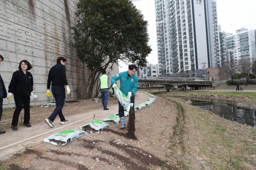 주민과 함께 만드는 여천천정원 비료주기 행사_6