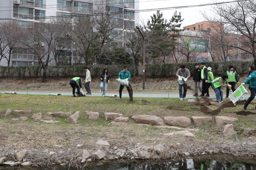 주민과 함께 만드는 여천천정원 비료주기 행사_8
