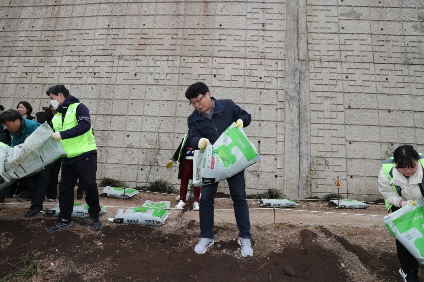 주민과 함께 만드는 여천천정원 비료주기 행사_9