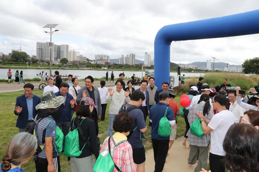 맨발걷기울산시민운동본부 태화강 황토맨발길 걷기 행사_3