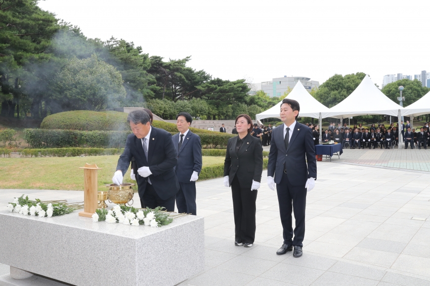 제81주년 광복절 기념 울산항일독립운동 기념탑 참배_5
